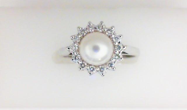 JCSJCS1419: Ladies 14 karat white gold pearl ring with round diamonds around the pearl.

Size: 6